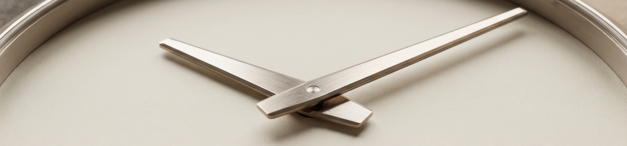 Ein Mensch steht einem Roboter gegenüber, während ein Weg zur Lichtquelle führt.